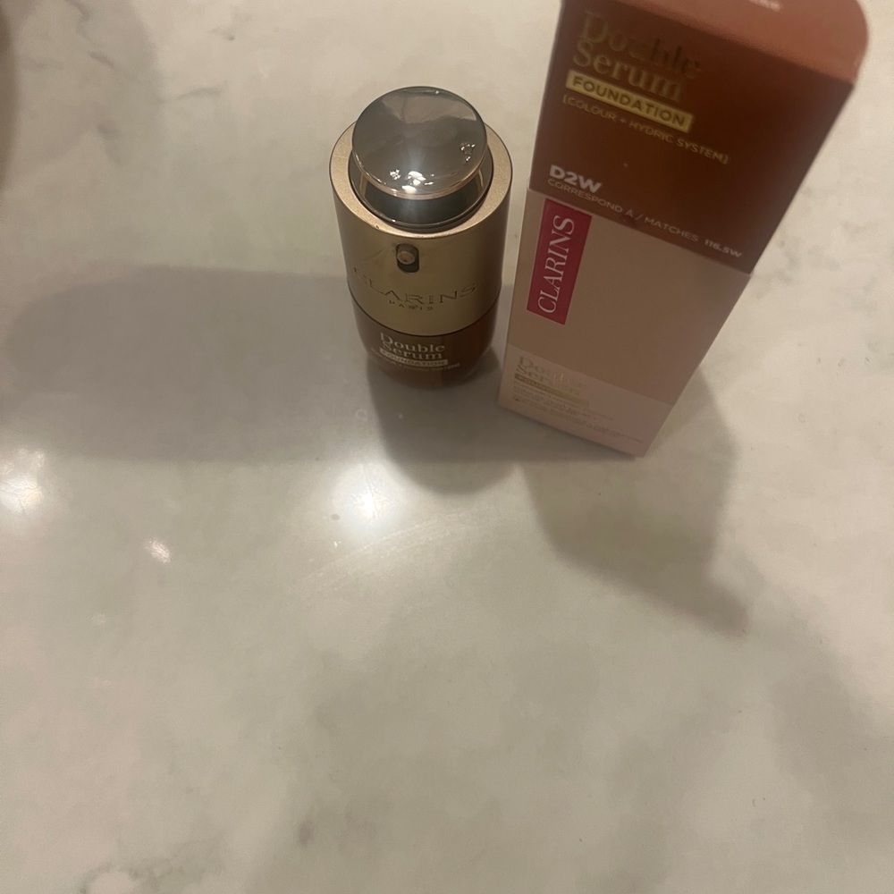 Clarins Double Serum Foundation in Gold and Cream - Picture 2 of 4